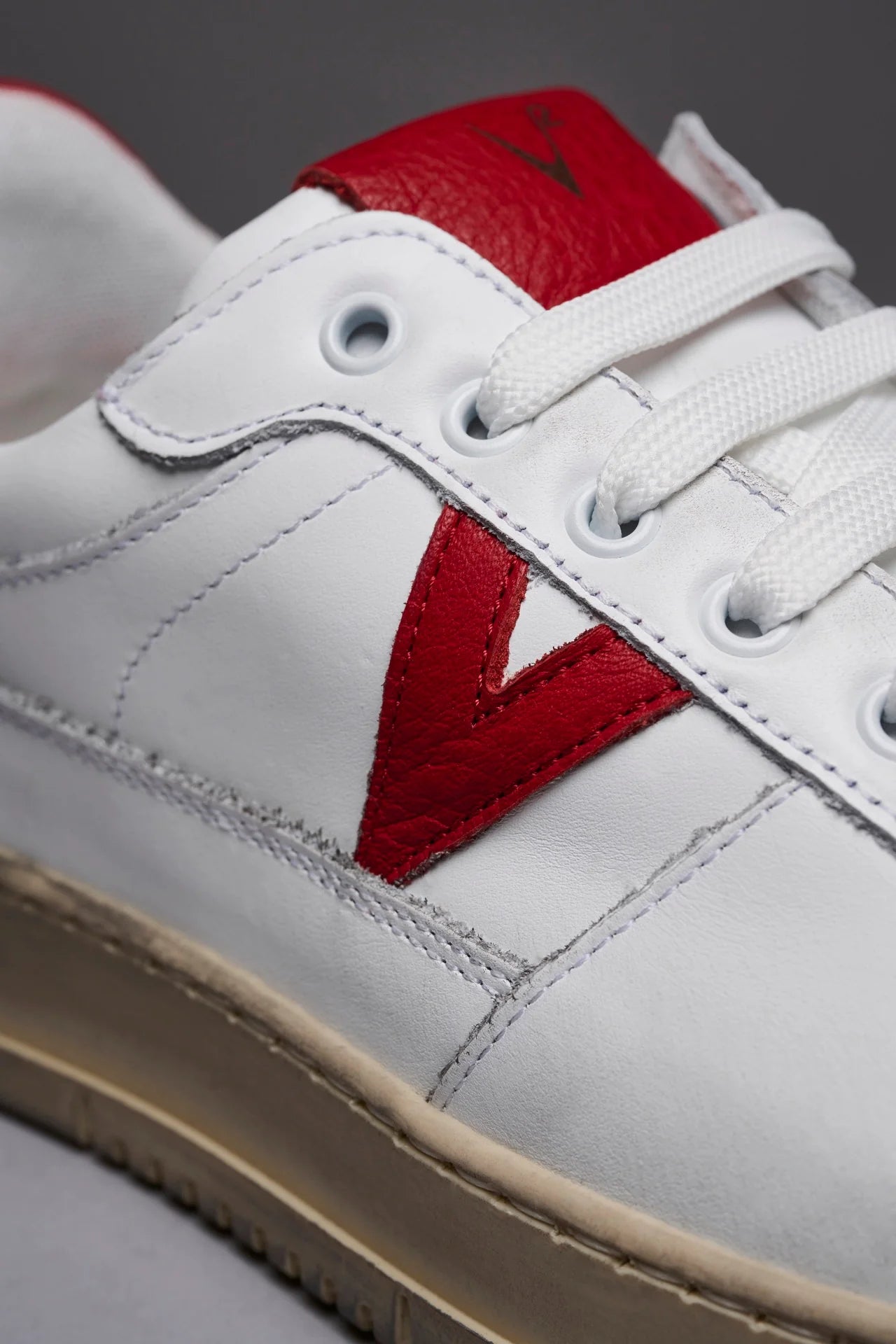 SNEAKERS BIANCA V2 CON RETRO E INSERTO ROSSO -  LOFT